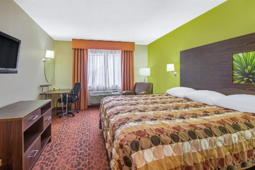 Super 8 by Wyndham Portales image 12