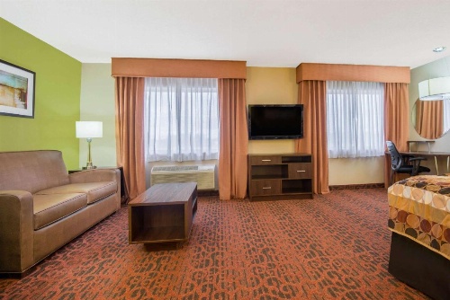 Super 8 by Wyndham Portales image 17