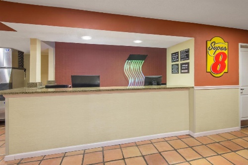 Super 8 by Wyndham Portales image 4