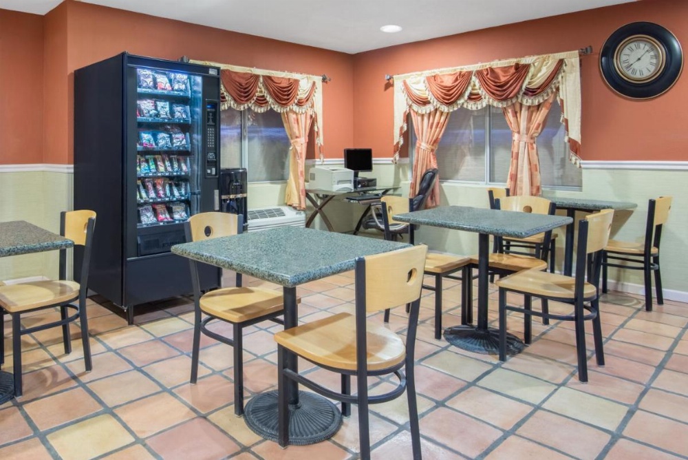 Super 8 by Wyndham Portales